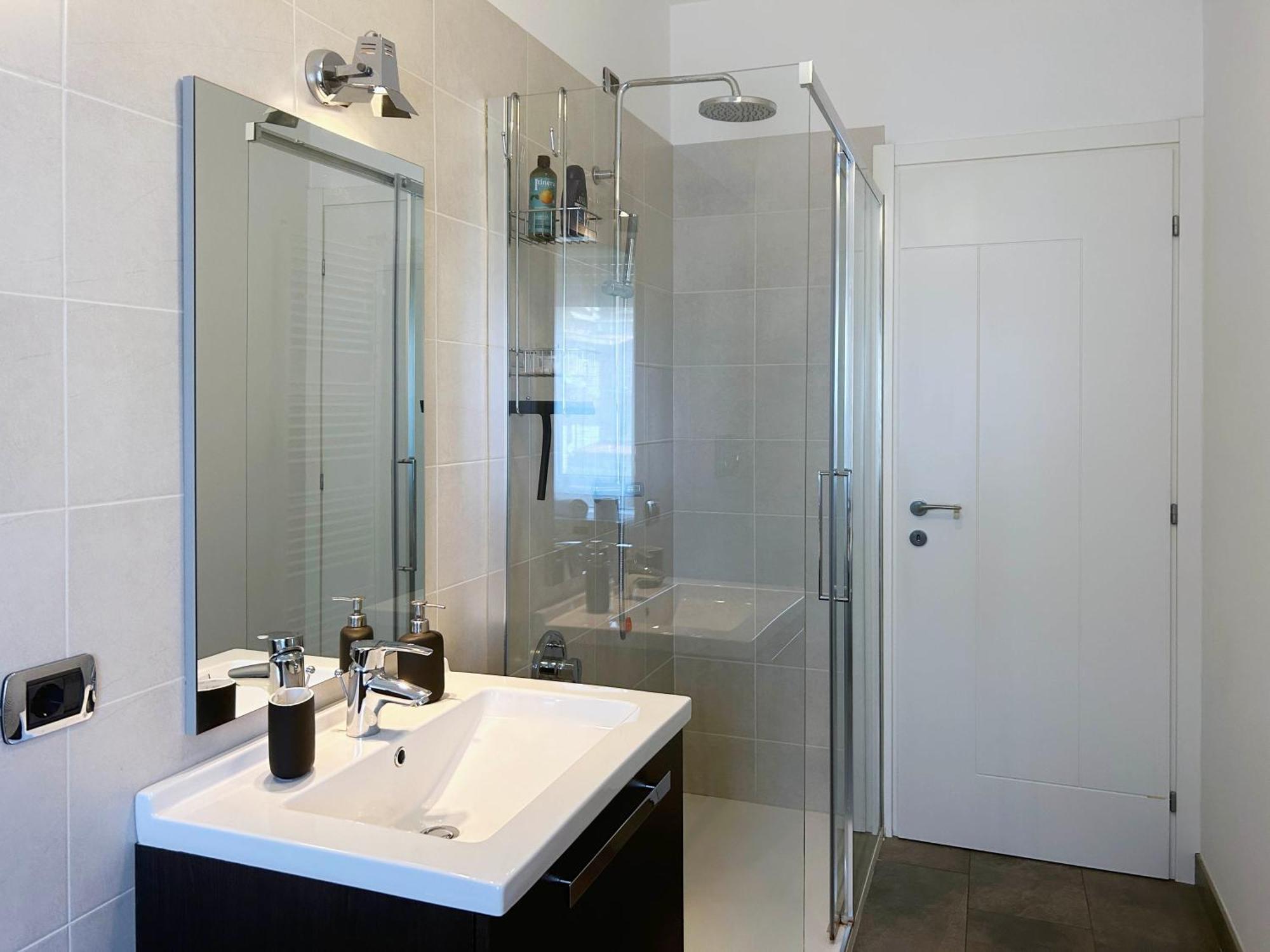 Comfortable Apartment In The Heart Of Лекко Экстерьер фото